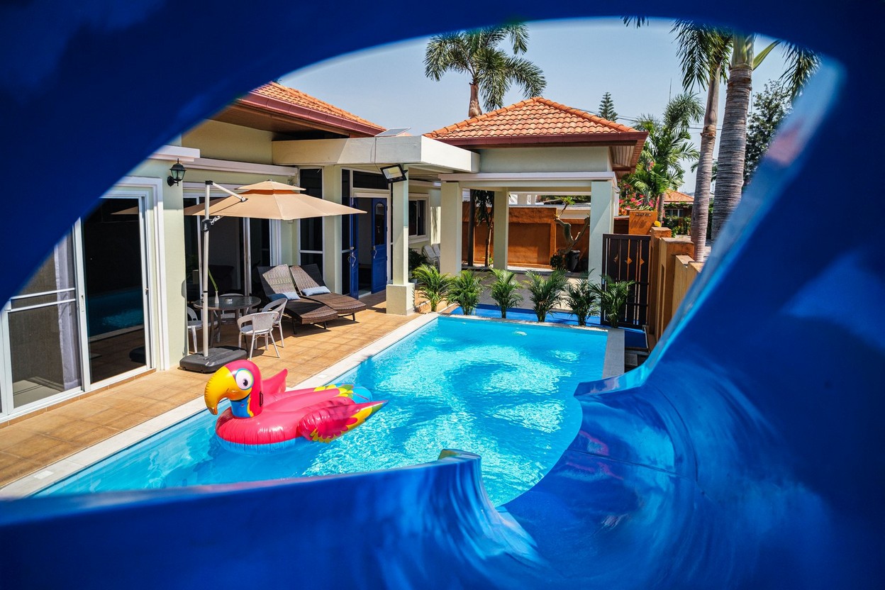 King Family VIP villa with water slide and pool